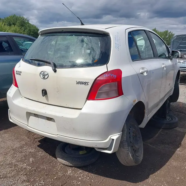 TOYOTA Yaris 2008 — Right side