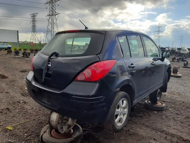 NISSAN Versa 2009 — Right side