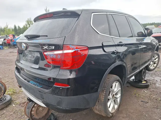 BMW X3 2011 — Right side