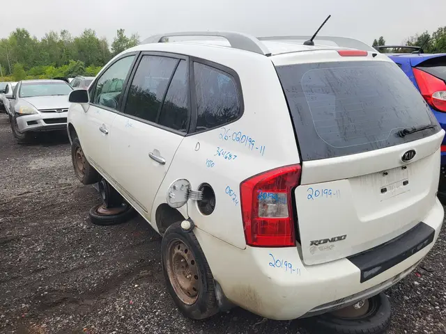 KIA Rondo 2011 — Right side