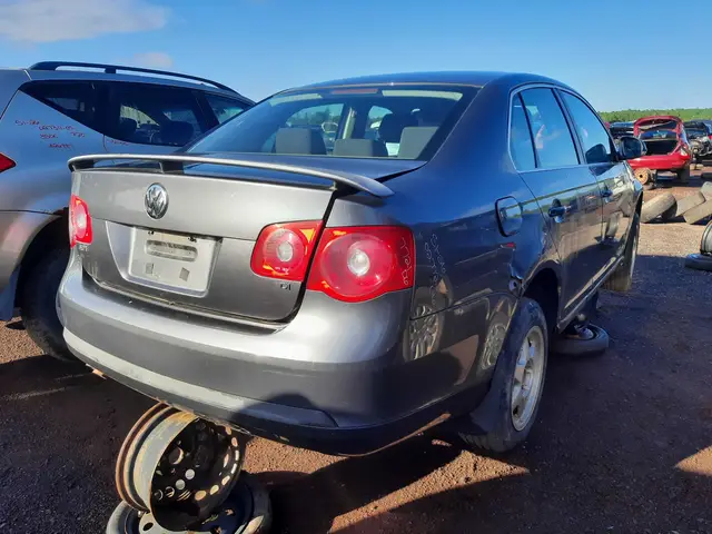 VOLKSWAGEN Jetta 2006 — Right side