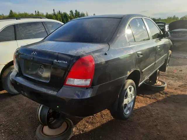 HYUNDAI Elantra 2003 — Arrière