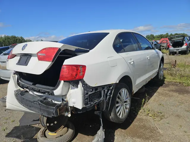 VOLKSWAGEN Jetta 2013 — Right side
