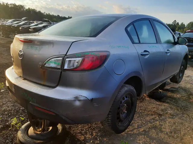 MAZDA Mazda3 2011 — Côté droit