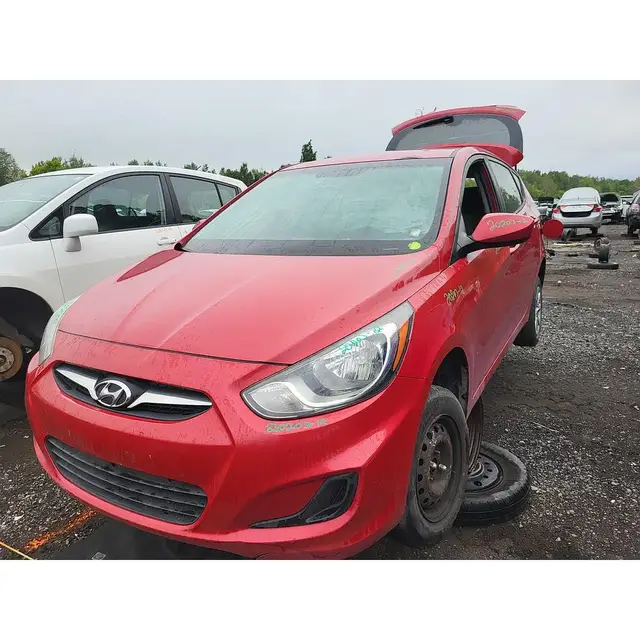 HYUNDAI Accent 2012 — Intérieur