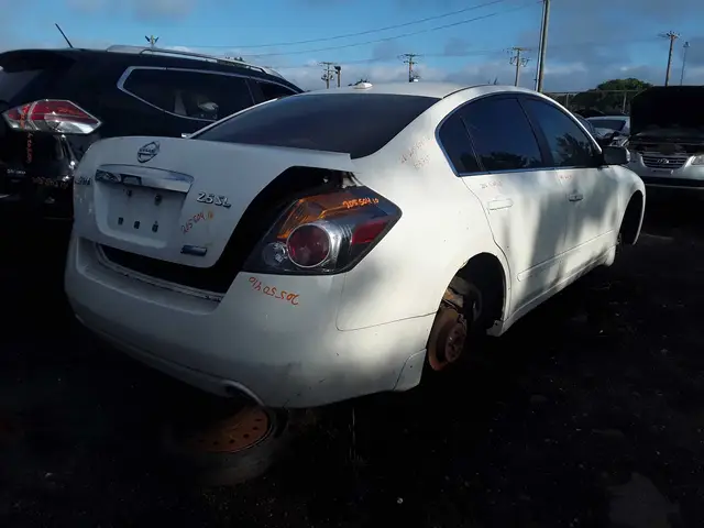 NISSAN Altima 2010 — Right side