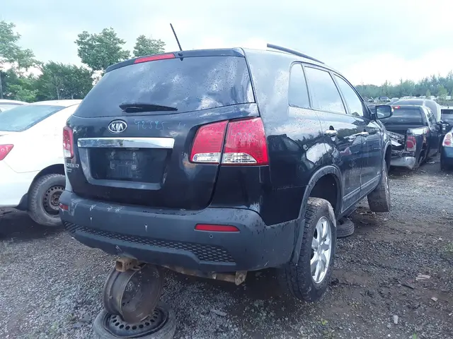 KIA Sorento 2011 — Arrière