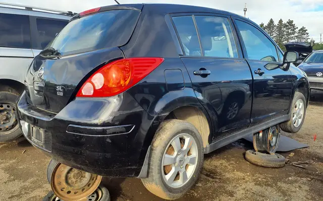 NISSAN Versa 2009 — Right side