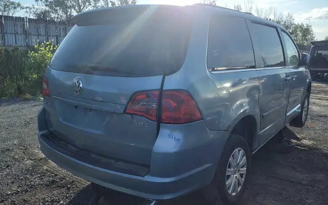 VOLKSWAGEN Routan 2010 — Rear
