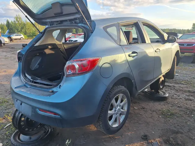 MAZDA Mazda3 2011 — Right side