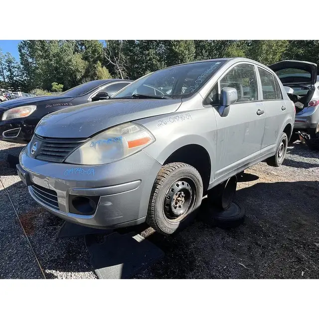 NISSAN Versa 2009 — Intérieur