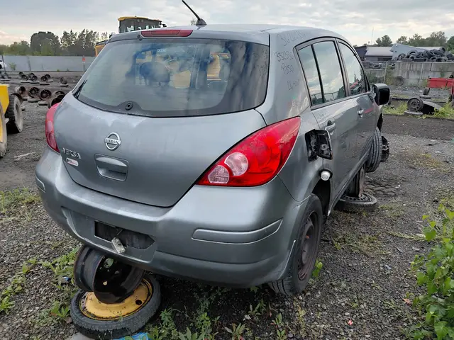 NISSAN Versa 2009 — Côté droit