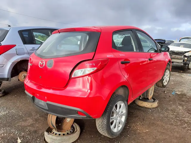 MAZDA Mazda2 2012 — Arrière