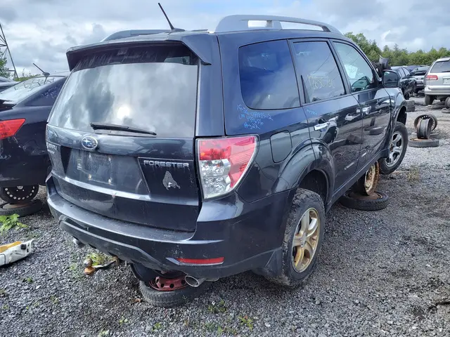 SUBARU Forester 2012 — Rear