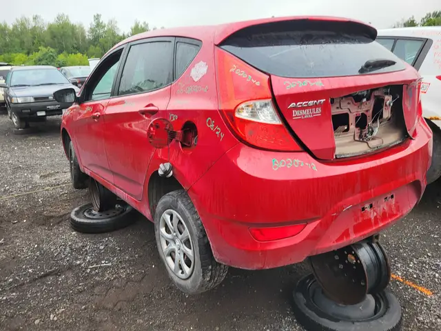 HYUNDAI Accent 2012 — Arrière