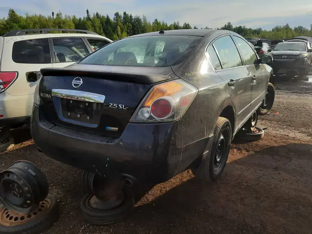 NISSAN Altima 2011 — Rear