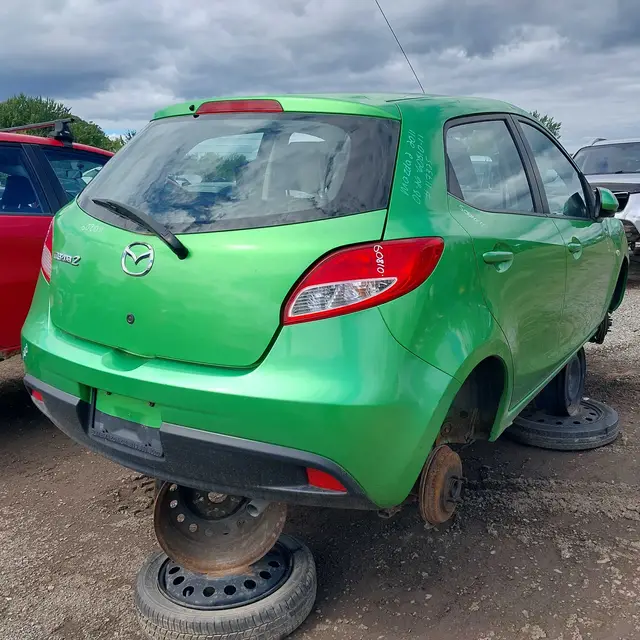 MAZDA Mazda2 2011 — Rear