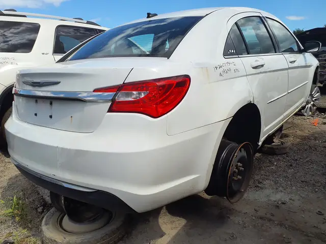 CHRYSLER 200 2012 — Right side