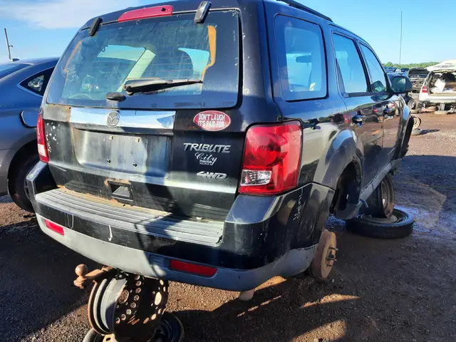 MAZDA Tribute 2011 — Arrière