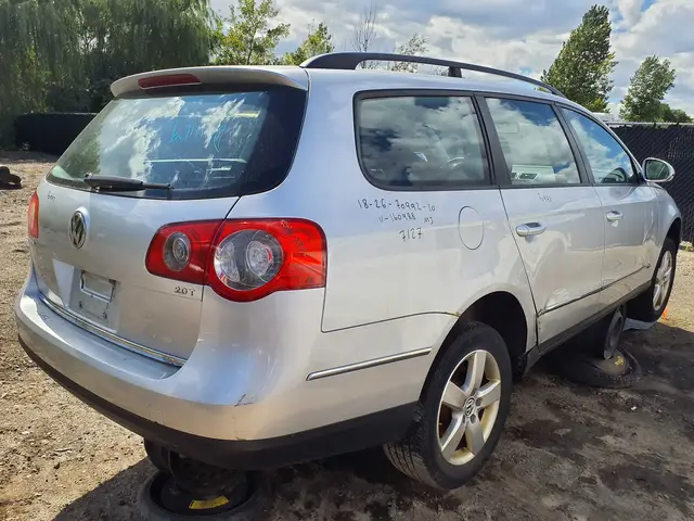VOLKSWAGEN Passat 2010 — Arrière